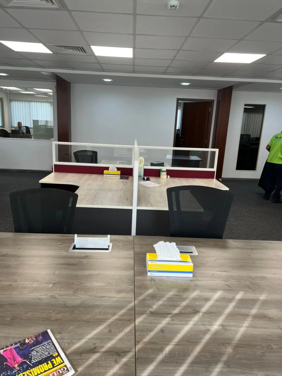 Open-plan workstation installation